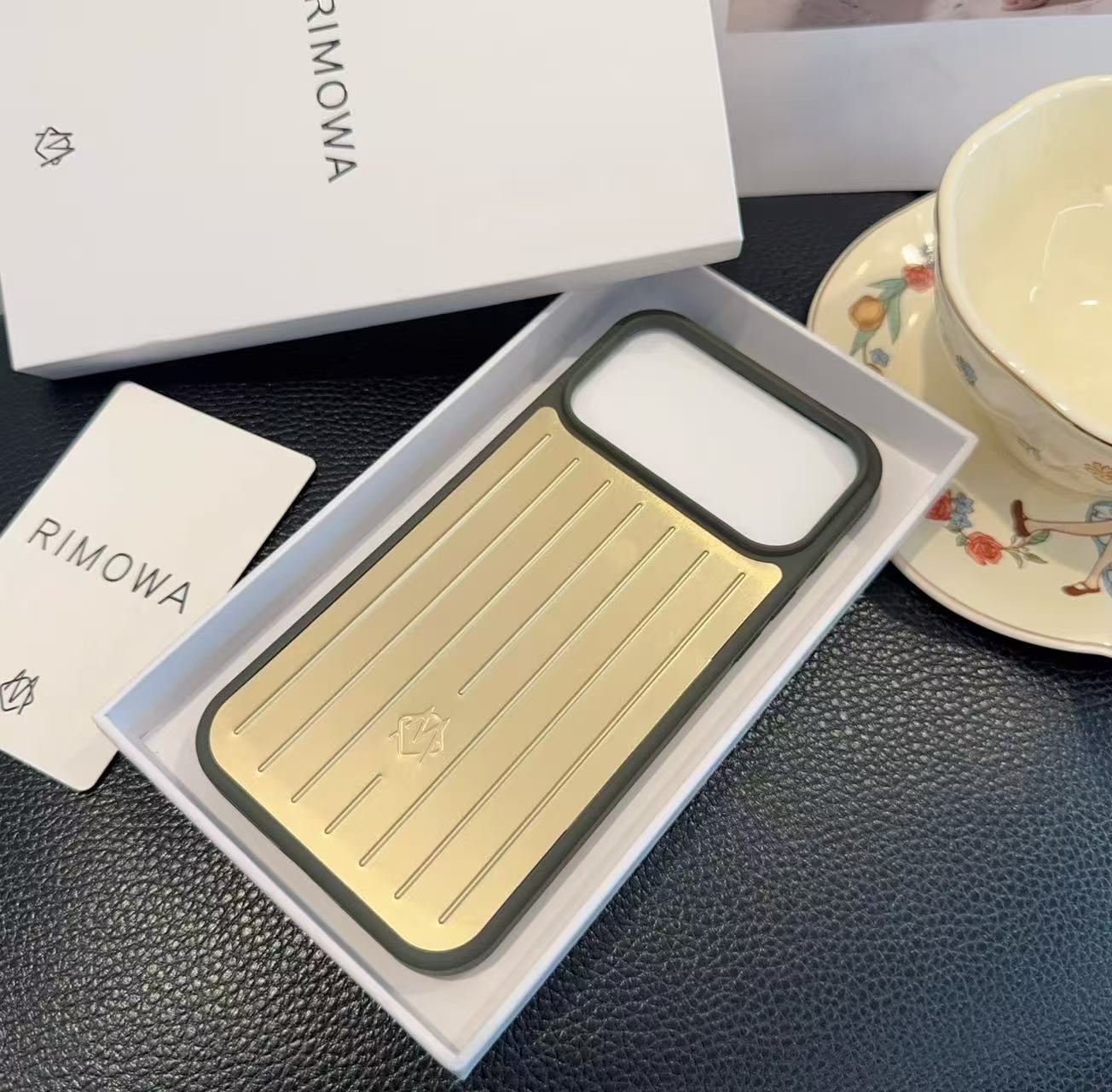 新作スーツケース風メタリックデザイン iPhone 17 対応スマホケース シンプルでスタイリッシュなデザイン夏のコーデにもおすすめ