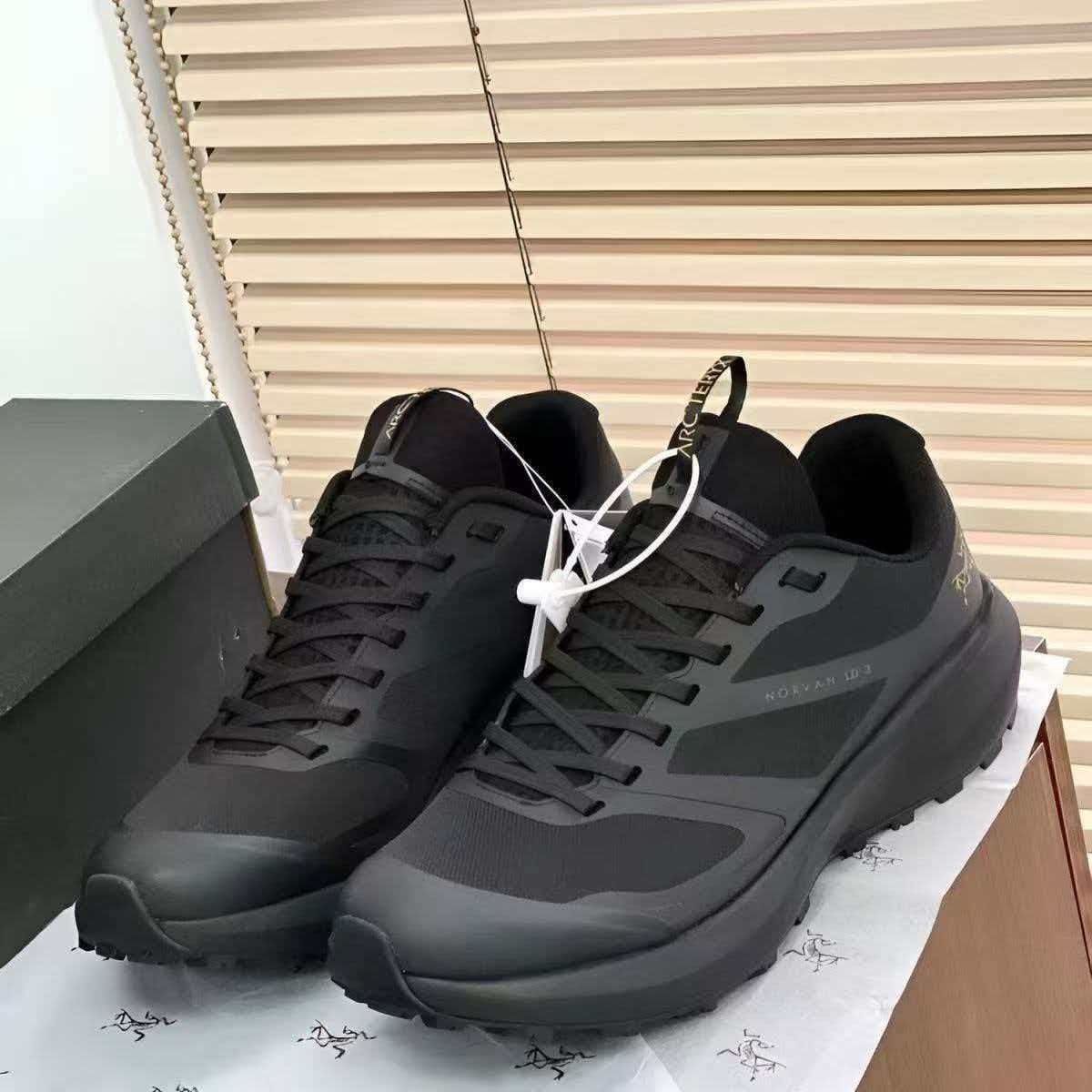 『40-45』男性用人気のアウトドアハイキングシューズ。厚底、滑り止め、耐摩耗性、通気性に優れています