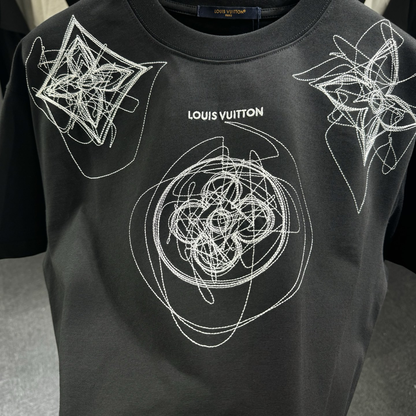 『S-2XL』新作グラフィティライン刺繍入り半袖クルーネックTシャツ