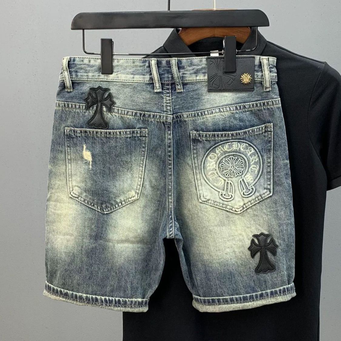 夏のトレンドのレトロな刺繍が施されたメンズデニムショートパンツ、ゆったりとしたストレートレッグの5点パンツ