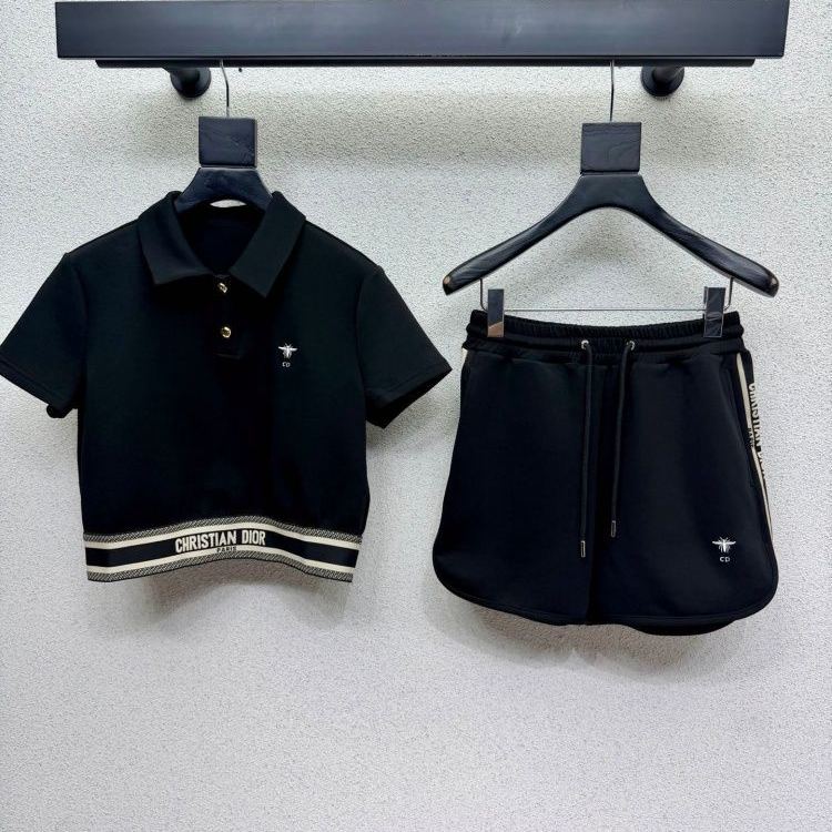 新作サマーセット スタイリッシュな刺繍入り半袖Tシャツ＋ショートパンツのカジュアルツーピースセット