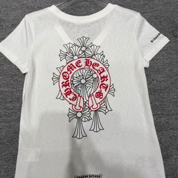 人気のストリートスタイル　Vネックプリント半袖Tシャツとスカート