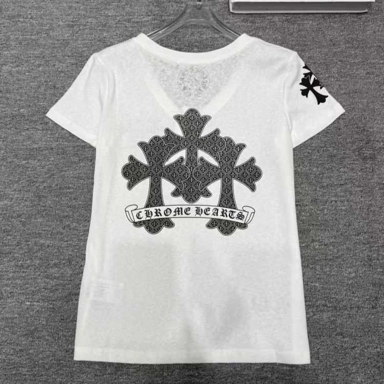 人気のストリートスタイル　Vネックプリント半袖Tシャツとスカート