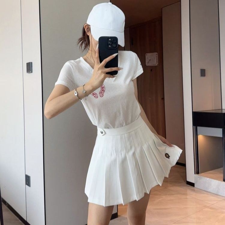 人気のストリートスタイル　Vネックプリント半袖Tシャツとスカート