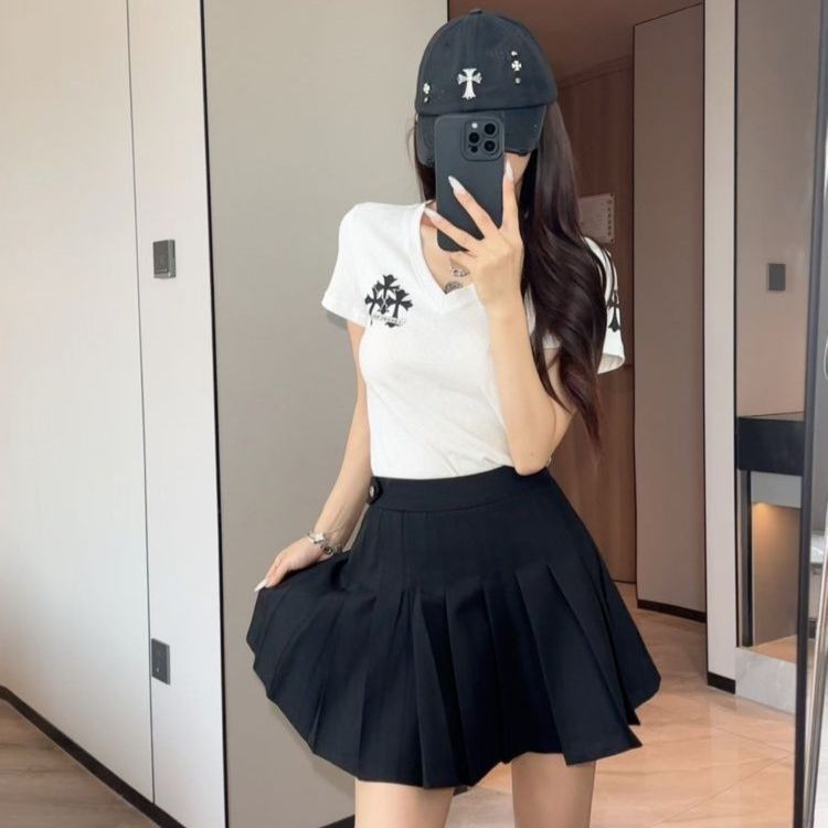 人気のストリートスタイル　Vネックプリント半袖Tシャツとスカート