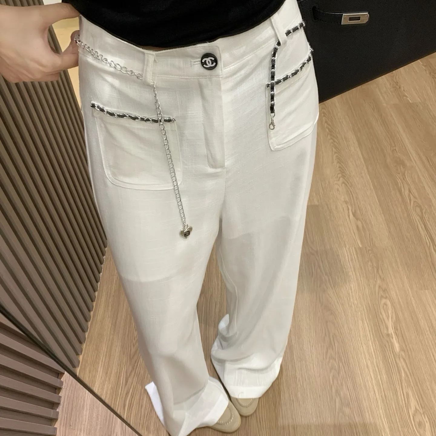ルエット美しく脚長効果抜群、上品コーデに馴染む白パンツ