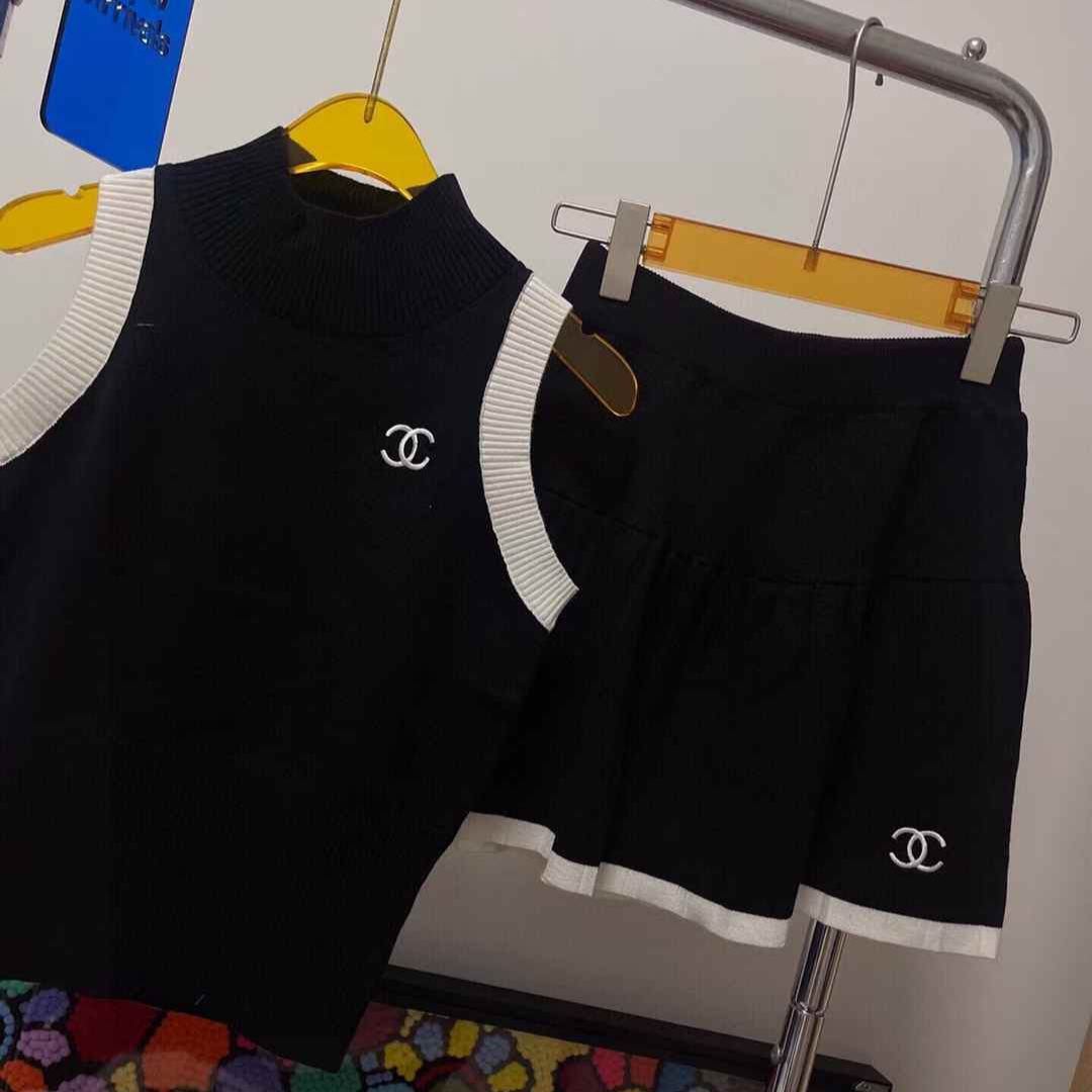 新作のおしゃれなツーピースセット ニットミニスカート、スポーツ刺繍入りレディーススーツ