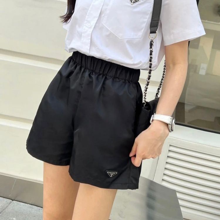 夏にぴったりの伸縮性ウエスト、おしゃれで着回しの効くスリムなカジュアルショートパンツ