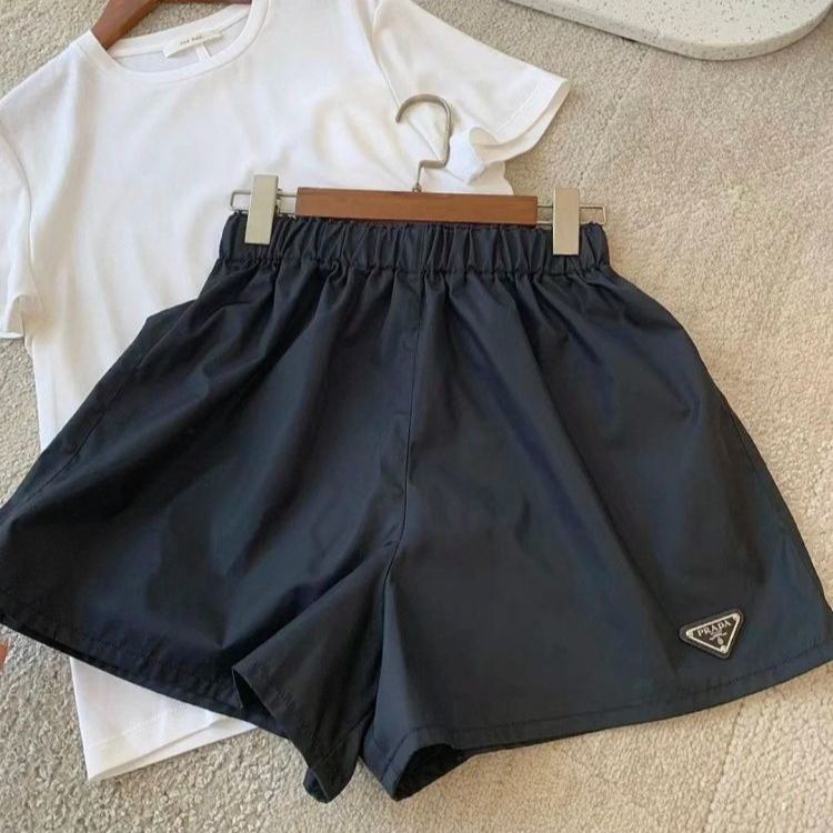 夏にぴったりの伸縮性ウエスト、おしゃれで着回しの効くスリムなカジュアルショートパンツ