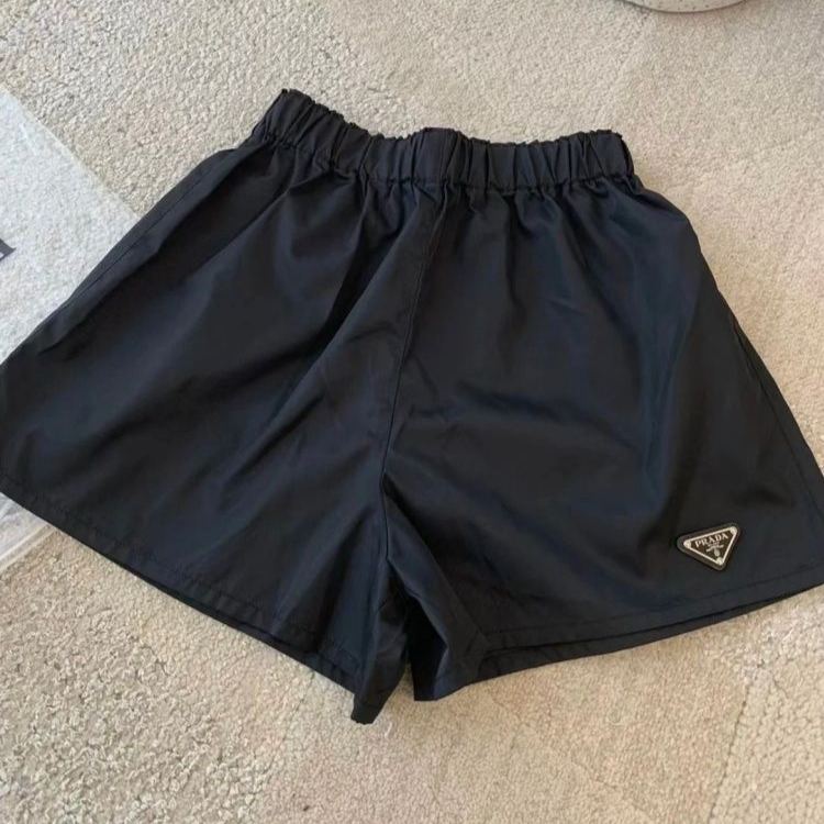夏にぴったりの伸縮性ウエスト、おしゃれで着回しの効くスリムなカジュアルショートパンツ