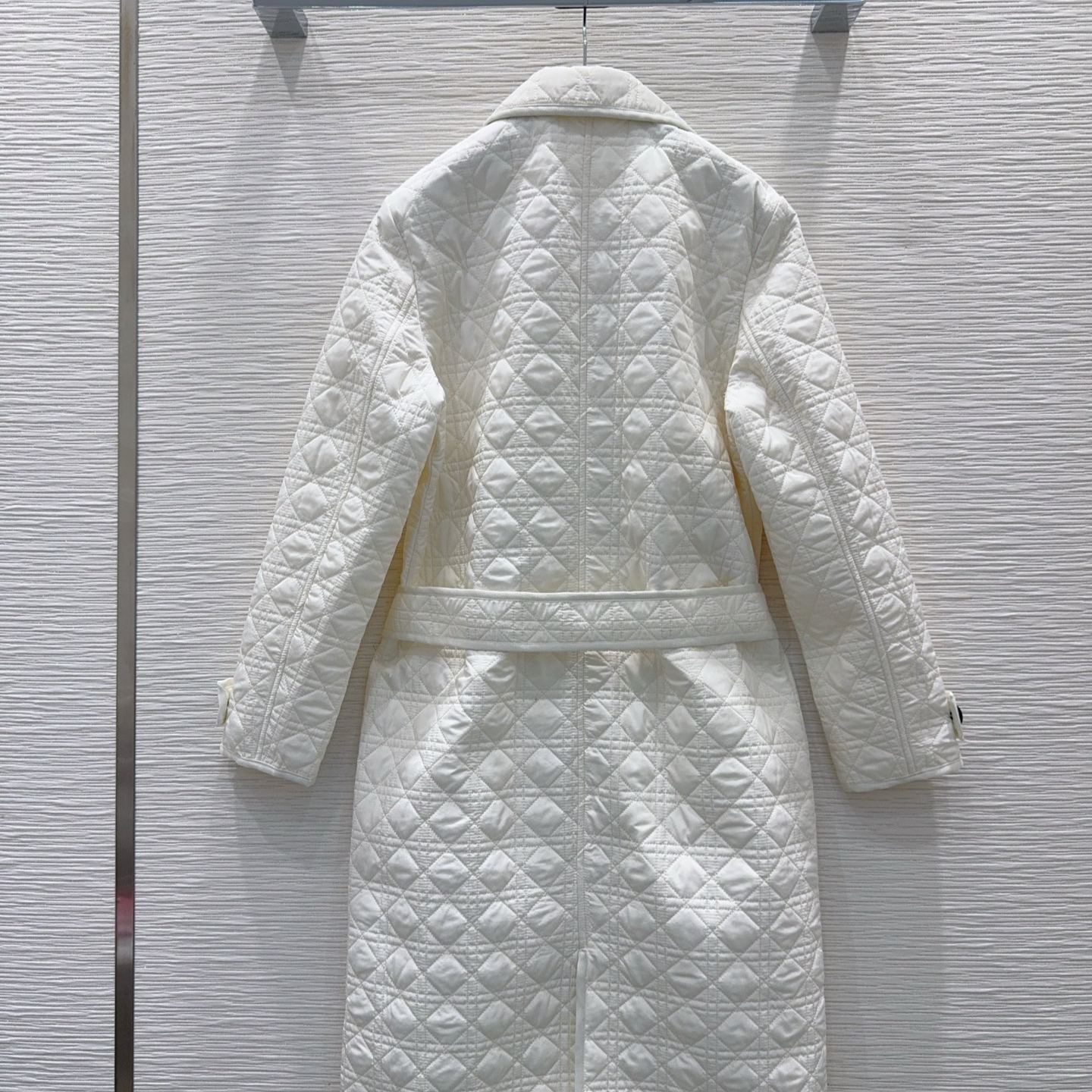 『S-L』新作ロングコート、クラシックでスタイリッシュ