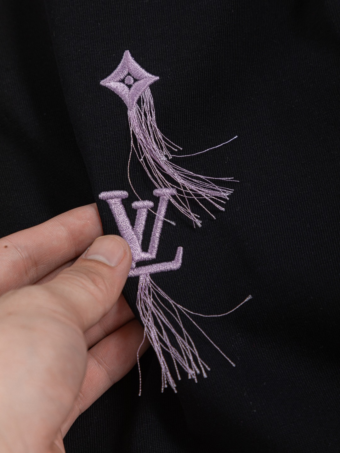 『S-XL』シンプルなカラフルな文字のタッセル刺繍入りラウンドネック半袖Tシャツ、ユニセックス