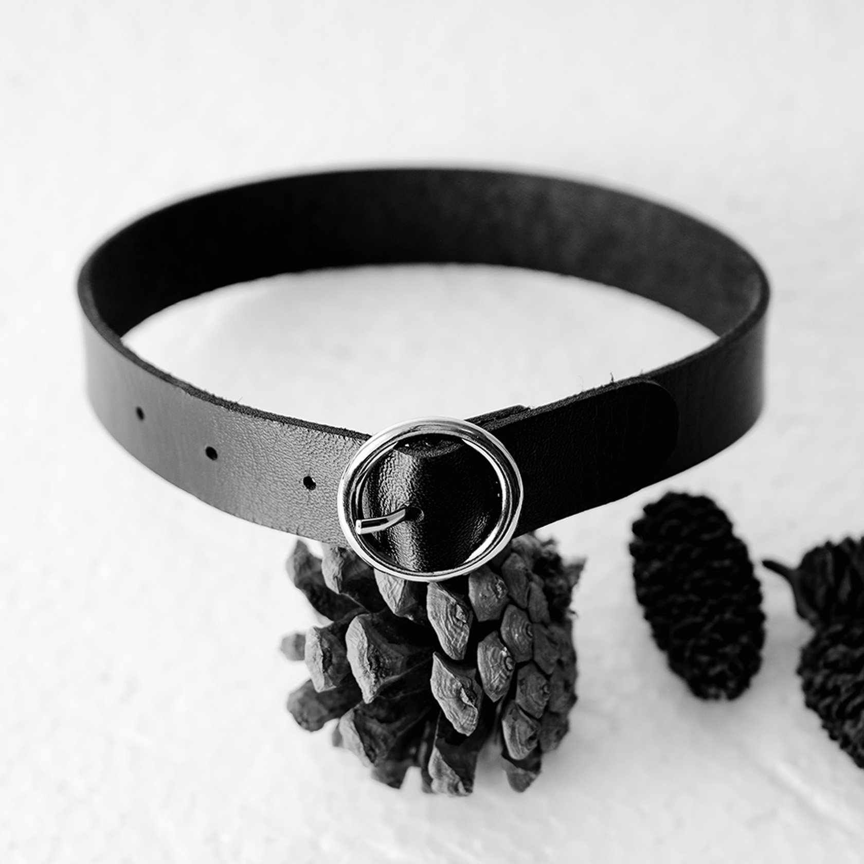 Gothic faux leather collar round clasp choker necklace
