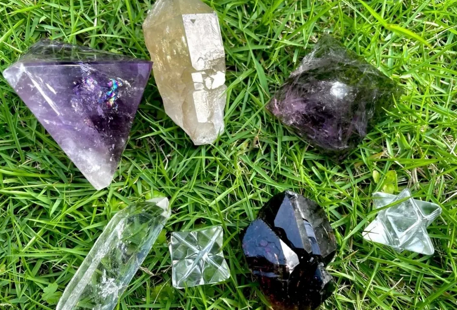 天然水晶珠寶,可以增强氣場能量、調整運勢風水(含脈輪對應的水晶搭配)