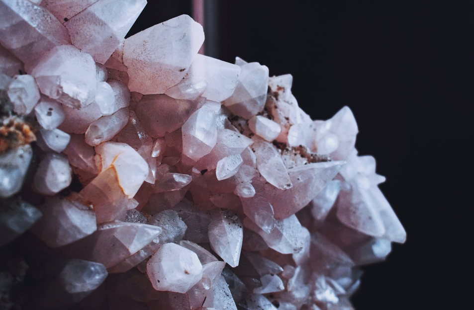 七脈輪阻塞以及如何使用水晶解鎖脈輪 