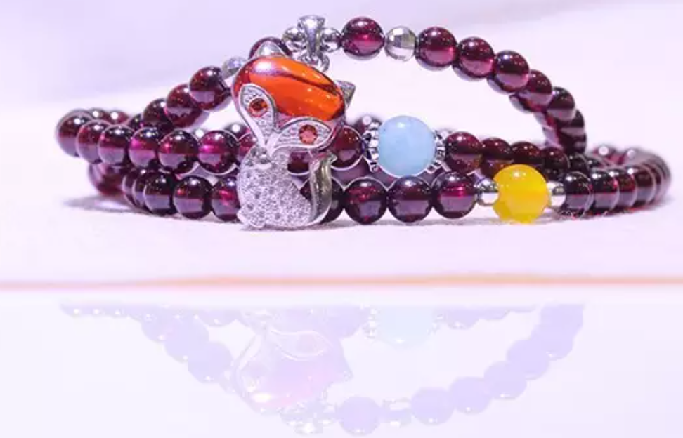 女人為什麼要有一串石榴石？