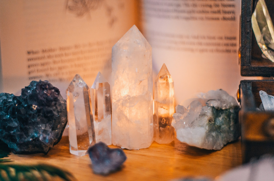 初學者水晶魔法：水晶顏色、用途和常見水晶