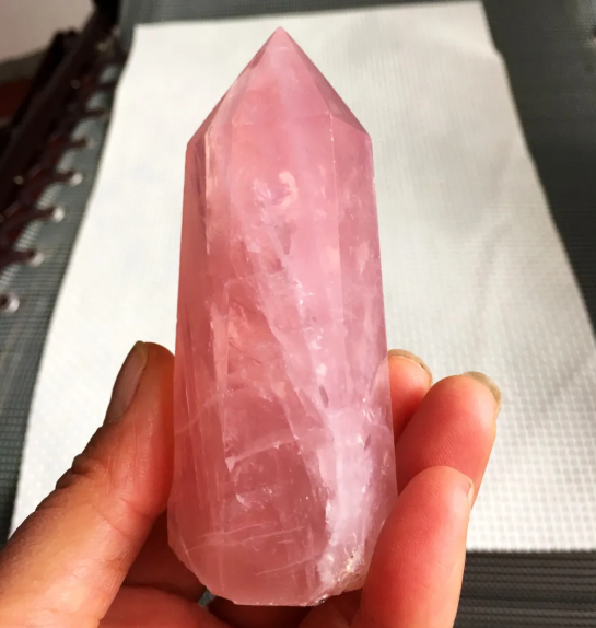 粉晶的英文名來自於玫瑰,美麗的粉紅色澤讓女人無法抗拒。