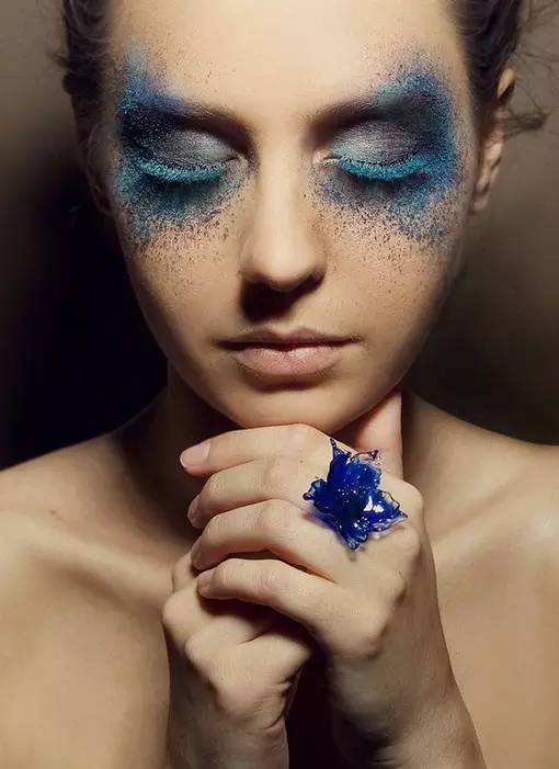 靛藍色星期六眉間輪