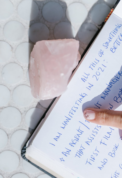 利用水晶的自然能量來清理，療愈 