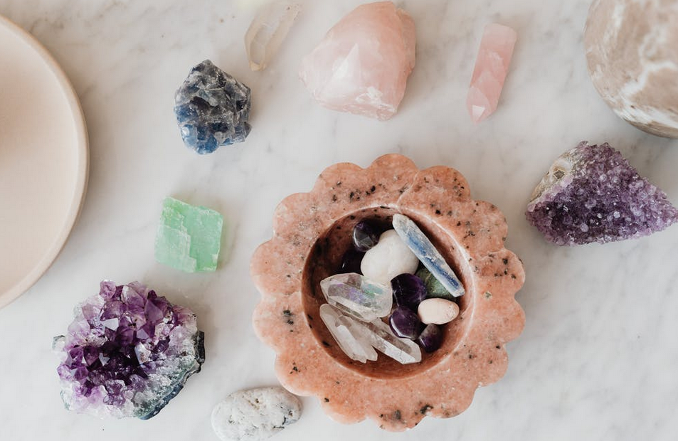 初學者水晶魔法：水晶顏色、用途和常見水晶