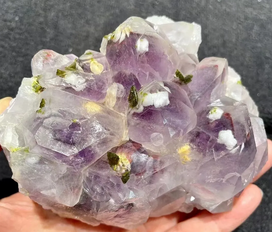 天然水晶珠寶,可以增强氣場能量、調整運勢風水(含脈輪對應的水晶搭配)