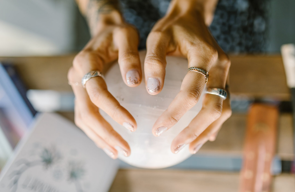 利用水晶的自然能量來清理，療愈 