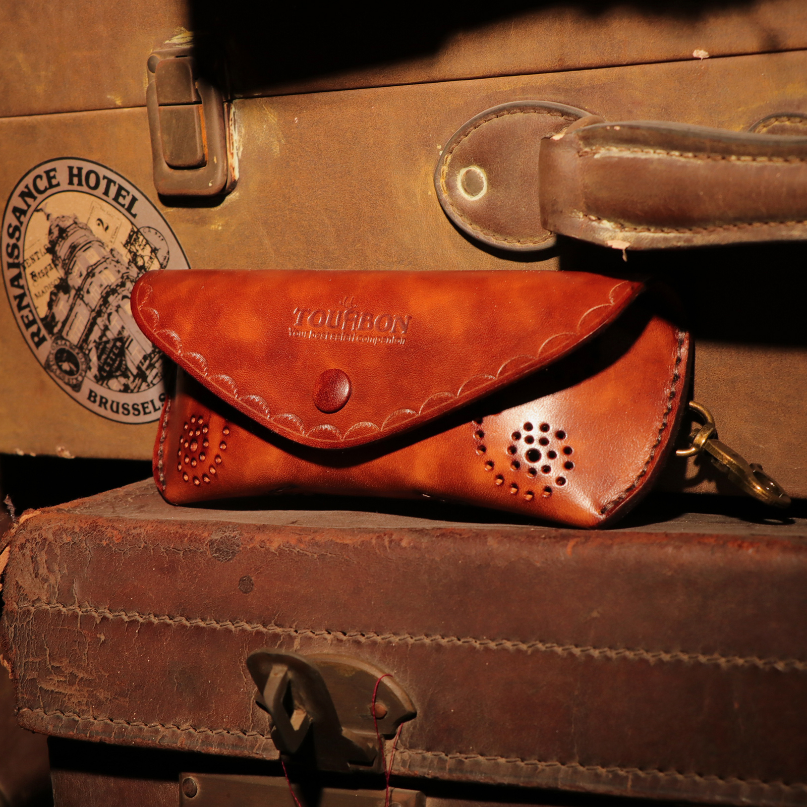 About TOURBON Portable Leather Glasses Case with Hook | TOURBON