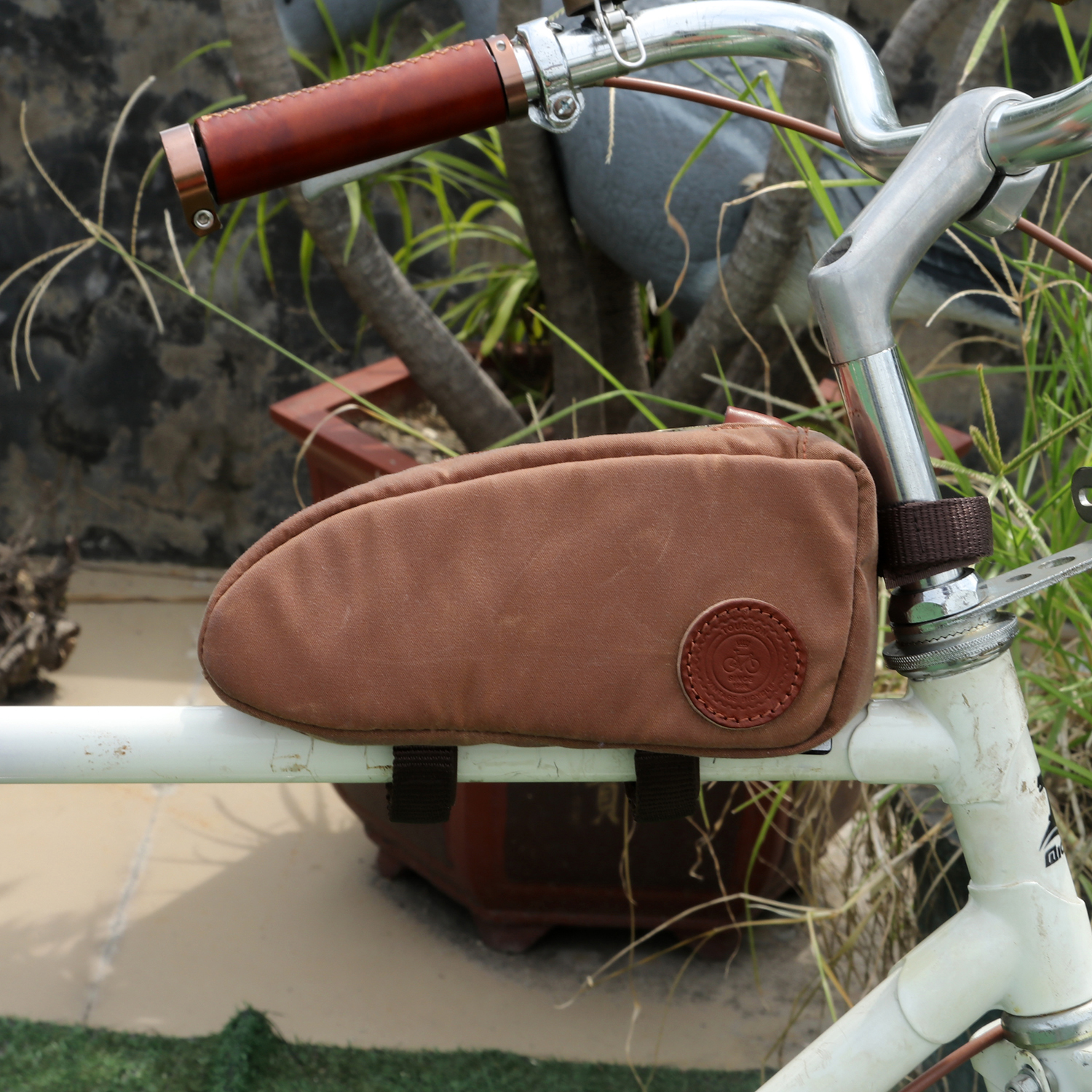 About TOURBON Waterproof Vintage Bicycle Frame Tube Bag Video Show
