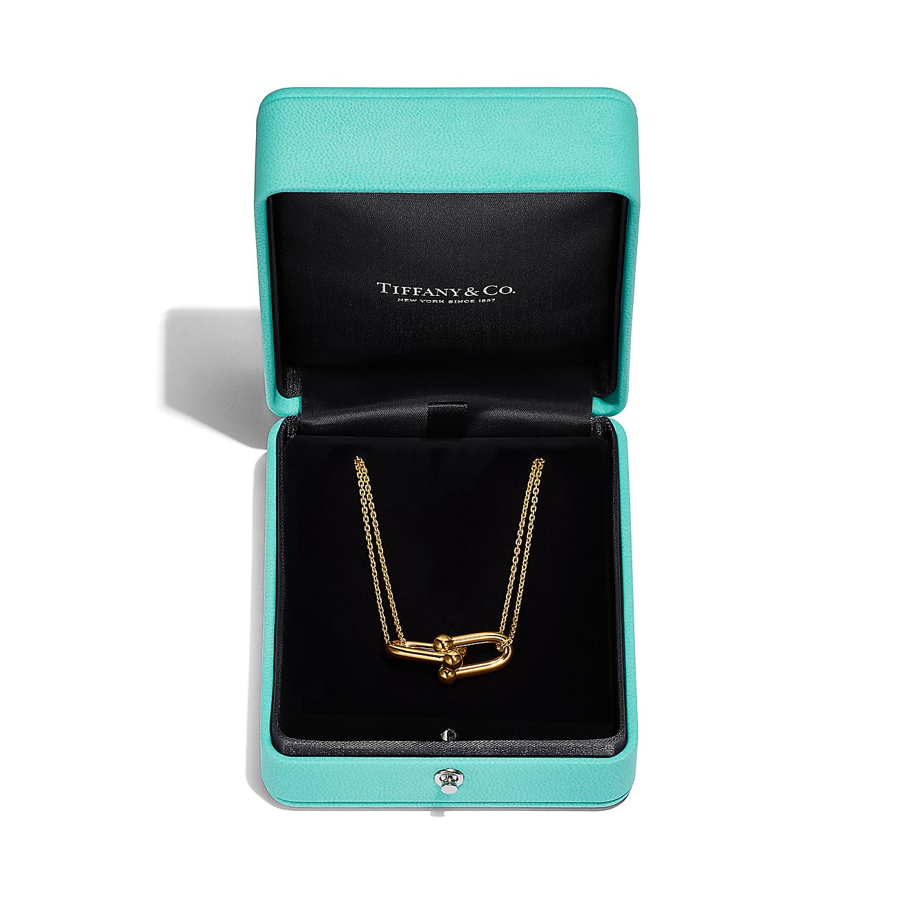 Tiffany HardWear double link pendant in 18k gold. - Alternate shot 1 - Alternate shot 2 - Alternate shot 3