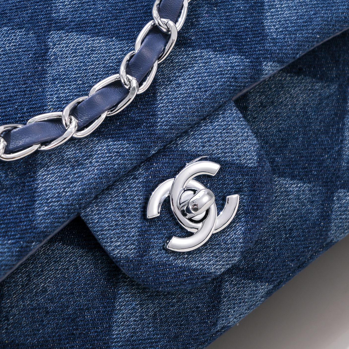 CHANEL ロンバス デニムプリント キャンバス チェーンベルト ショルダークロスボディバッグ