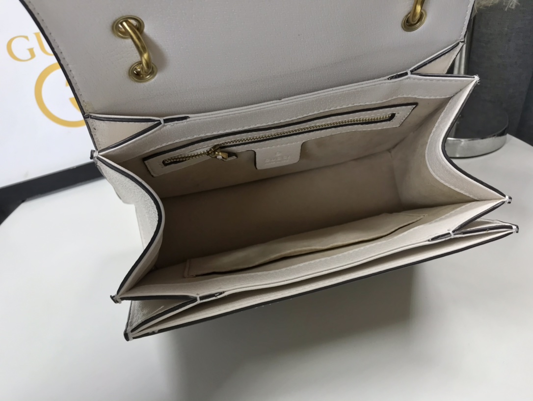 Gucci ホワイトビー フラップバッグ