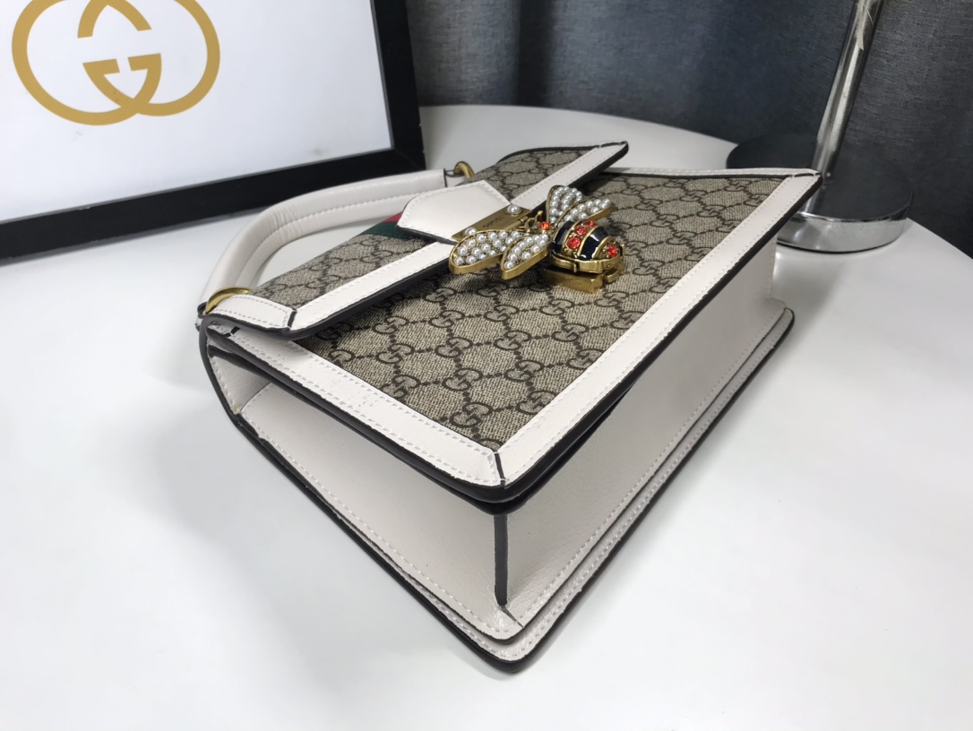 Gucci ホワイトビー フラップバッグ