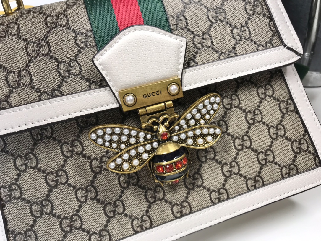 Gucci ホワイトビー フラップバッグ