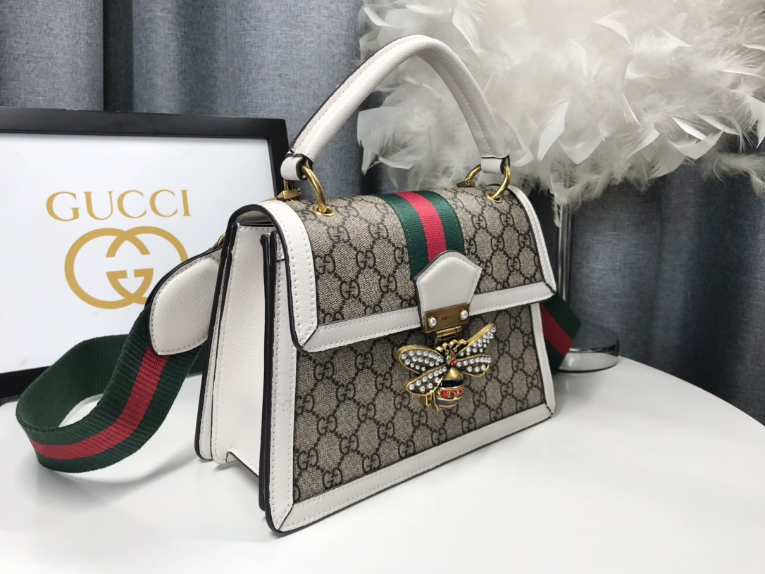 Gucci ホワイトビー フラップバッグ