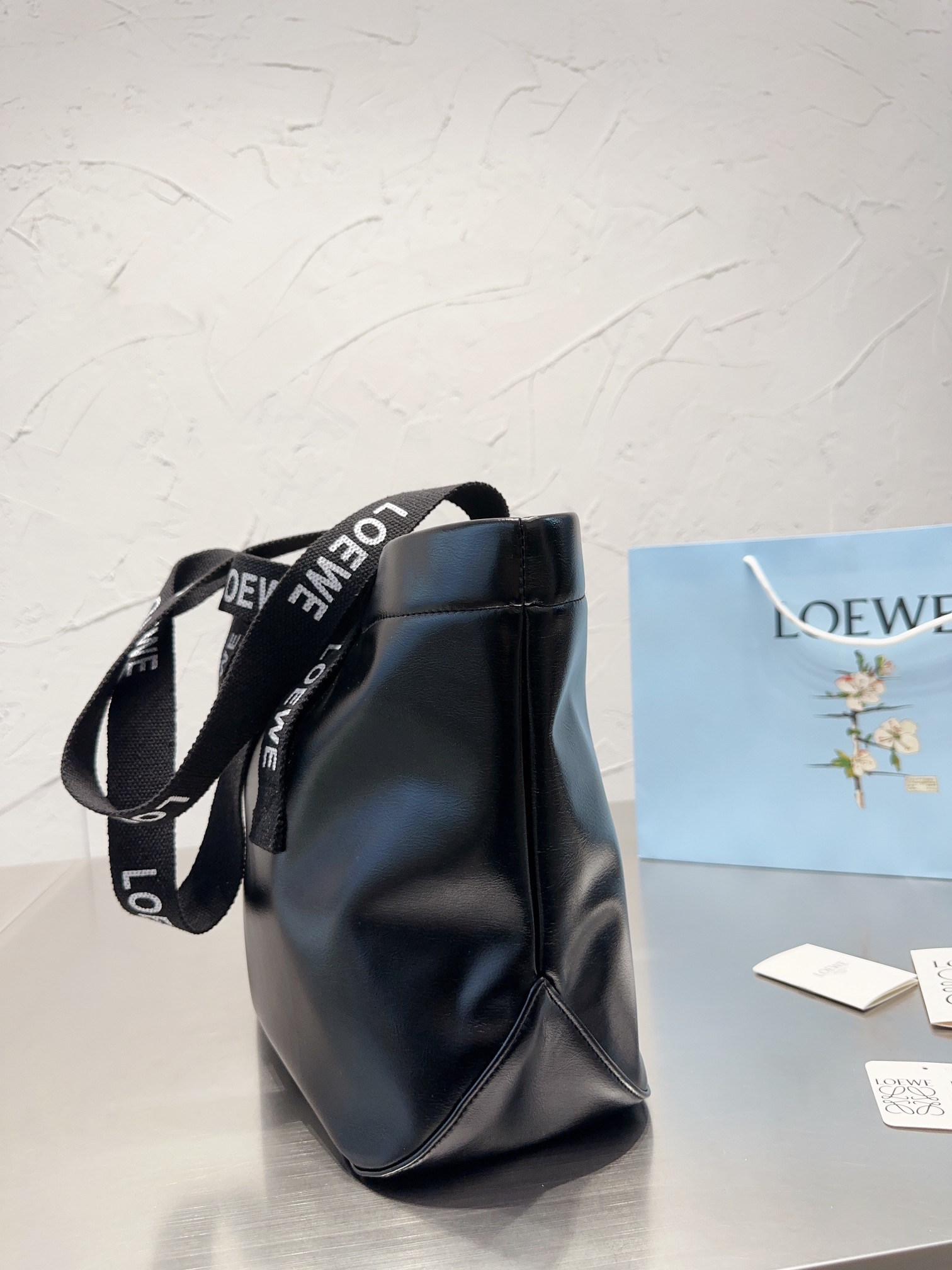 Loewe-ロエベ人気の大型ショッピングバッグ！
