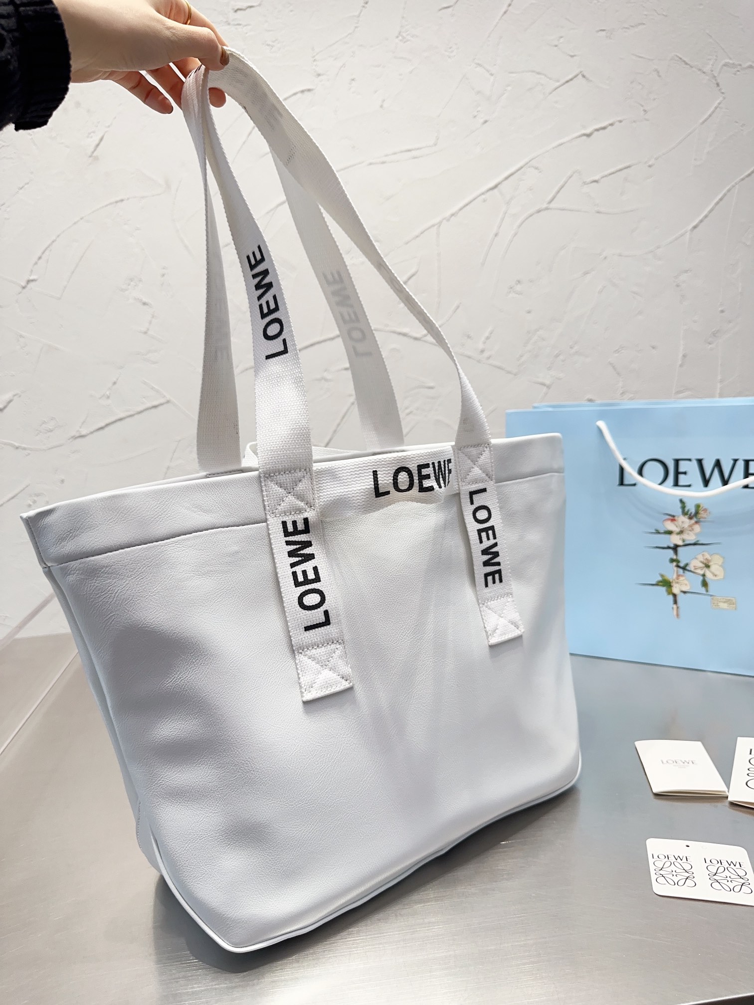 Loewe-ロエベ人気の大型ショッピングバッグ！