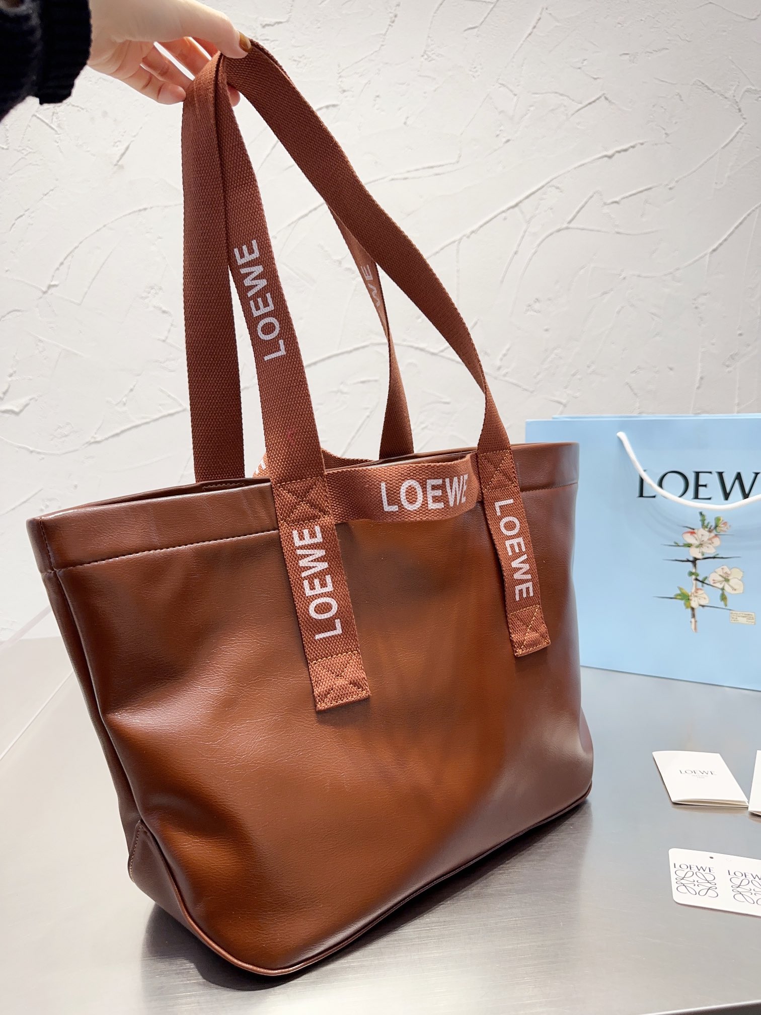 Loewe-ロエベ人気の大型ショッピングバッグ！