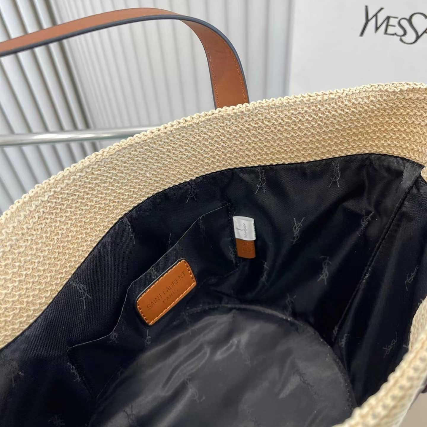 【SAINT LAURENT直営店 】Vivi雑誌掲載藤井 サチさんが推す！Raffiaトートバッグ