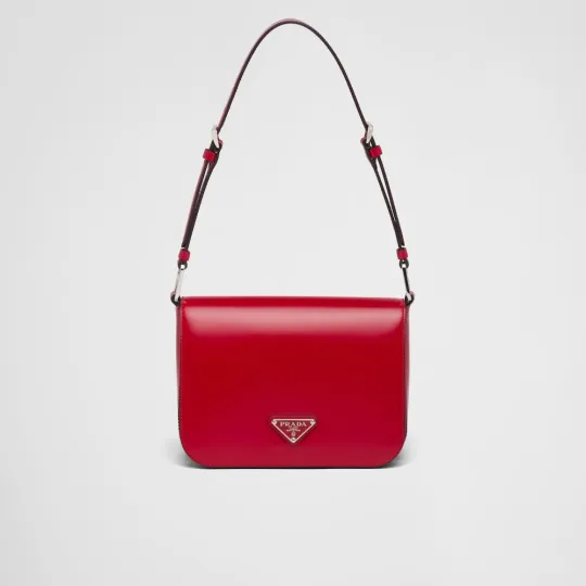 🔥大人気！雑誌「VIVI」に掲載!💓藤田ニコルの愛用ブランドの新作バッグが掲載された💓ブラックレザーショルダーバッグ 👜大人の女性へ