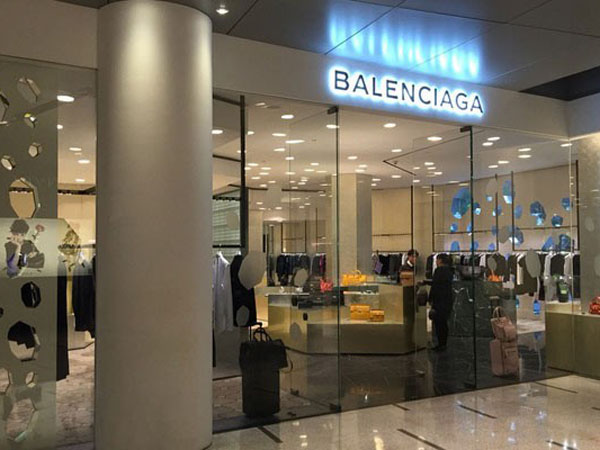 实图】巴黎世家女装店面形象设计_巴黎世家女装专卖店橱窗陈列展示_中服网