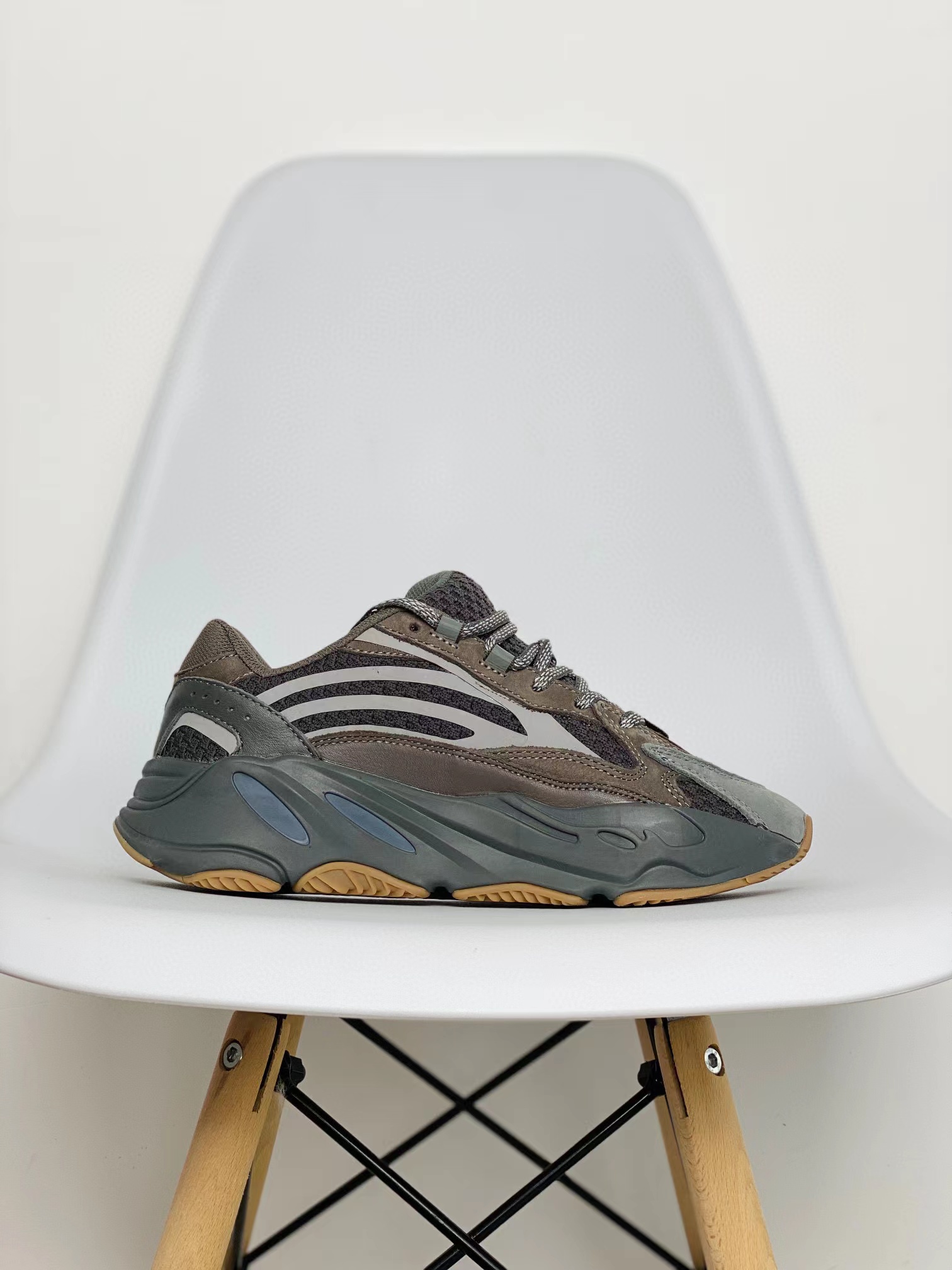 adidas originals Yeezy Boost 700V2  Geode 晶洞宝藏 灰色 低筒 休闲鞋 运动鞋 老爹鞋 男鞋 女鞋 EG6860