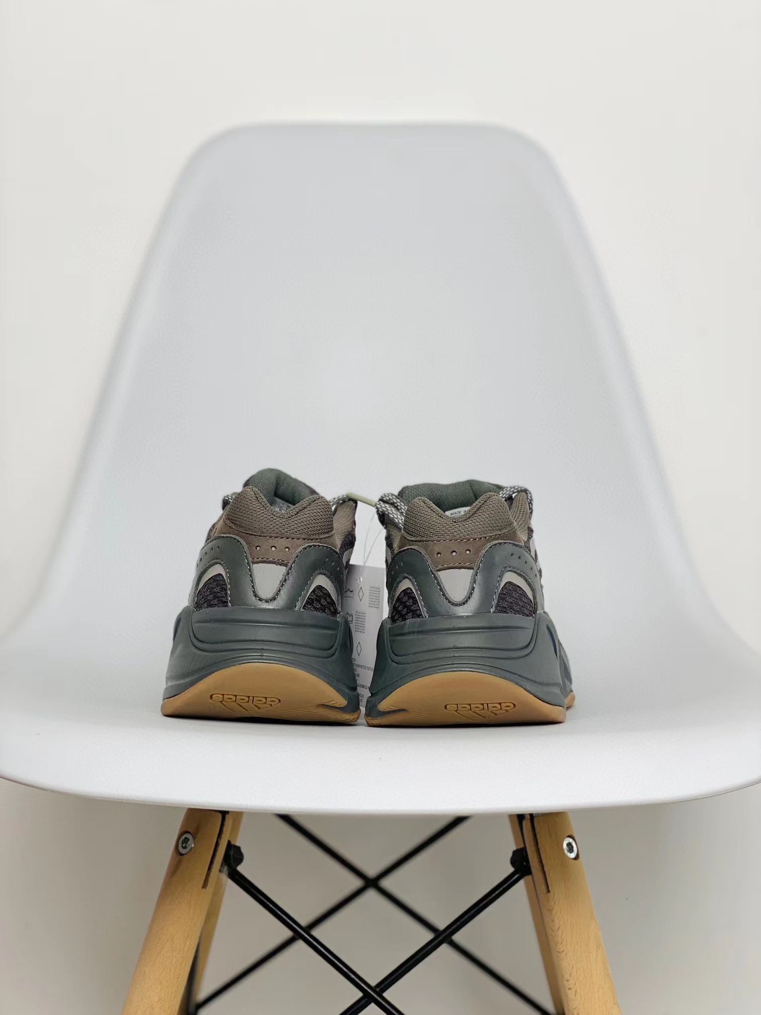 adidas originals Yeezy Boost 700V2  Geode 晶洞宝藏 灰色 低筒 休闲鞋 运动鞋 老爹鞋 男鞋 女鞋 EG6860