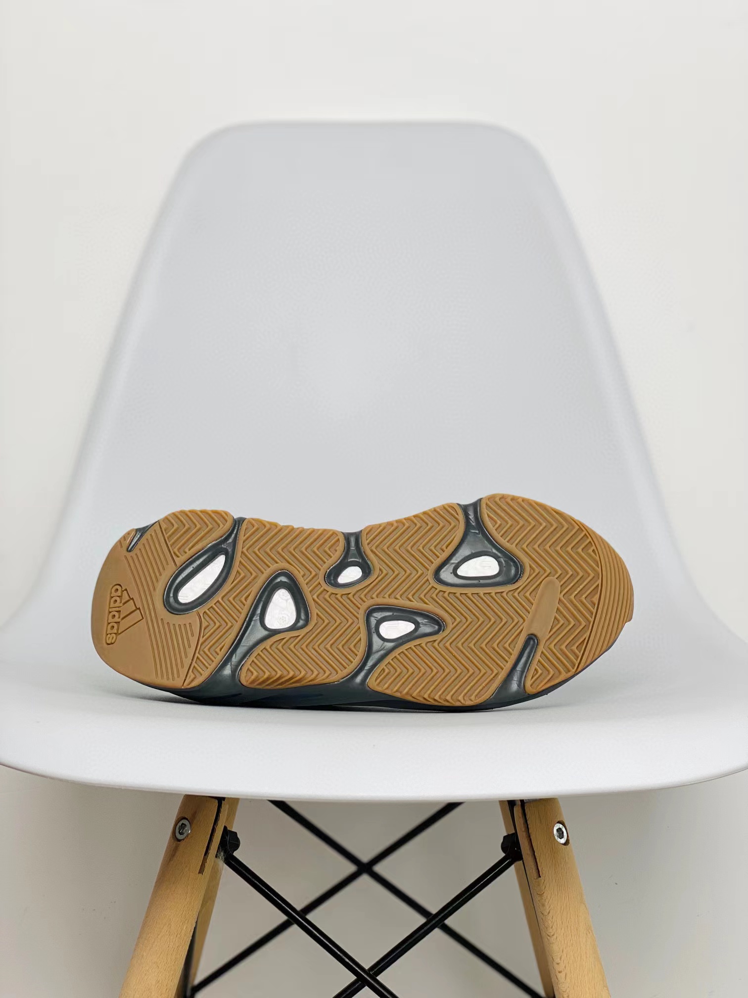 adidas originals Yeezy Boost 700V2  Geode 晶洞宝藏 灰色 低筒 休闲鞋 运动鞋 老爹鞋 男鞋 女鞋 EG6860