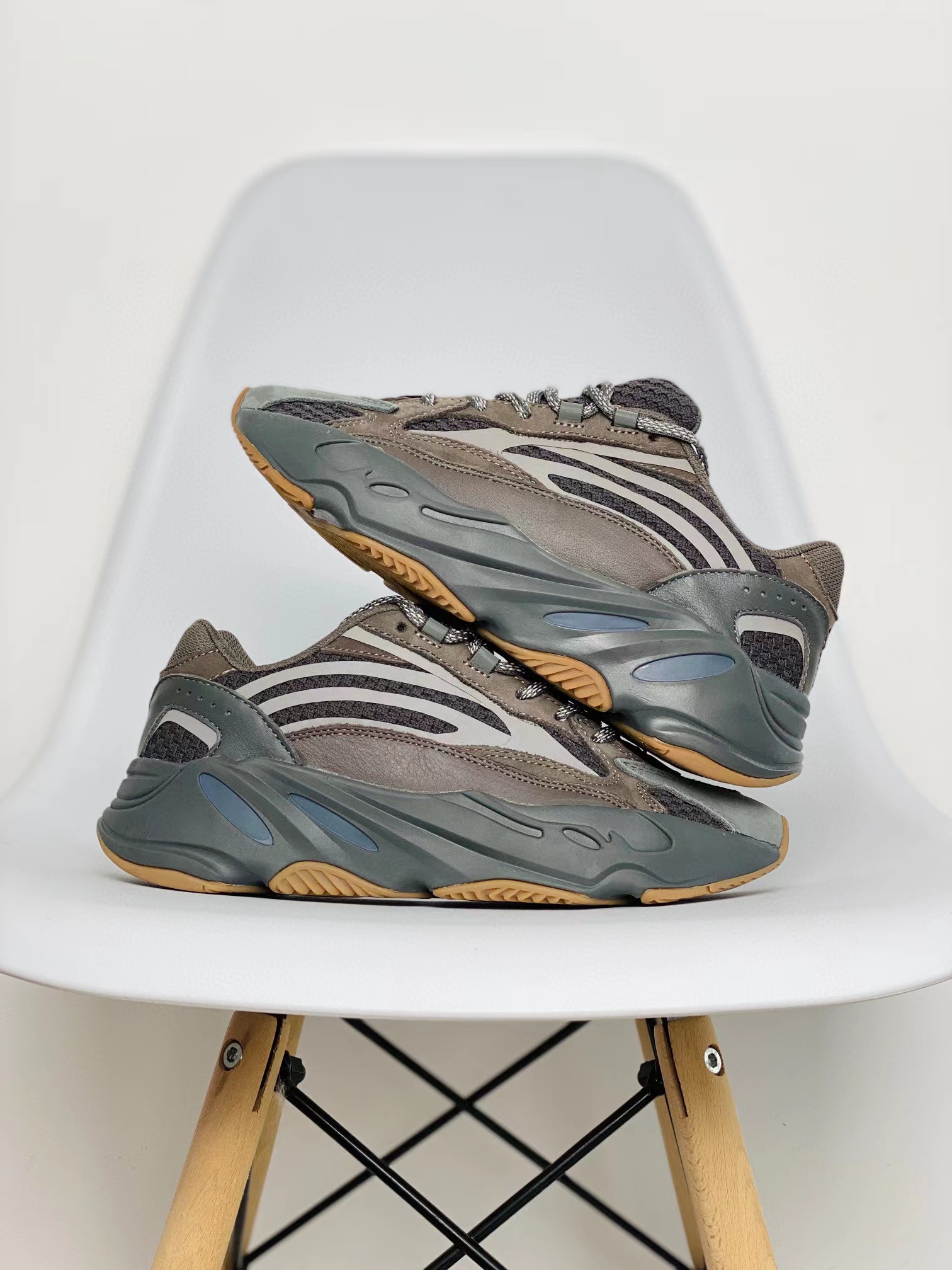 adidas originals Yeezy Boost 700V2  Geode 晶洞宝藏 灰色 低筒 休闲鞋 运动鞋 老爹鞋 男鞋 女鞋 EG6860