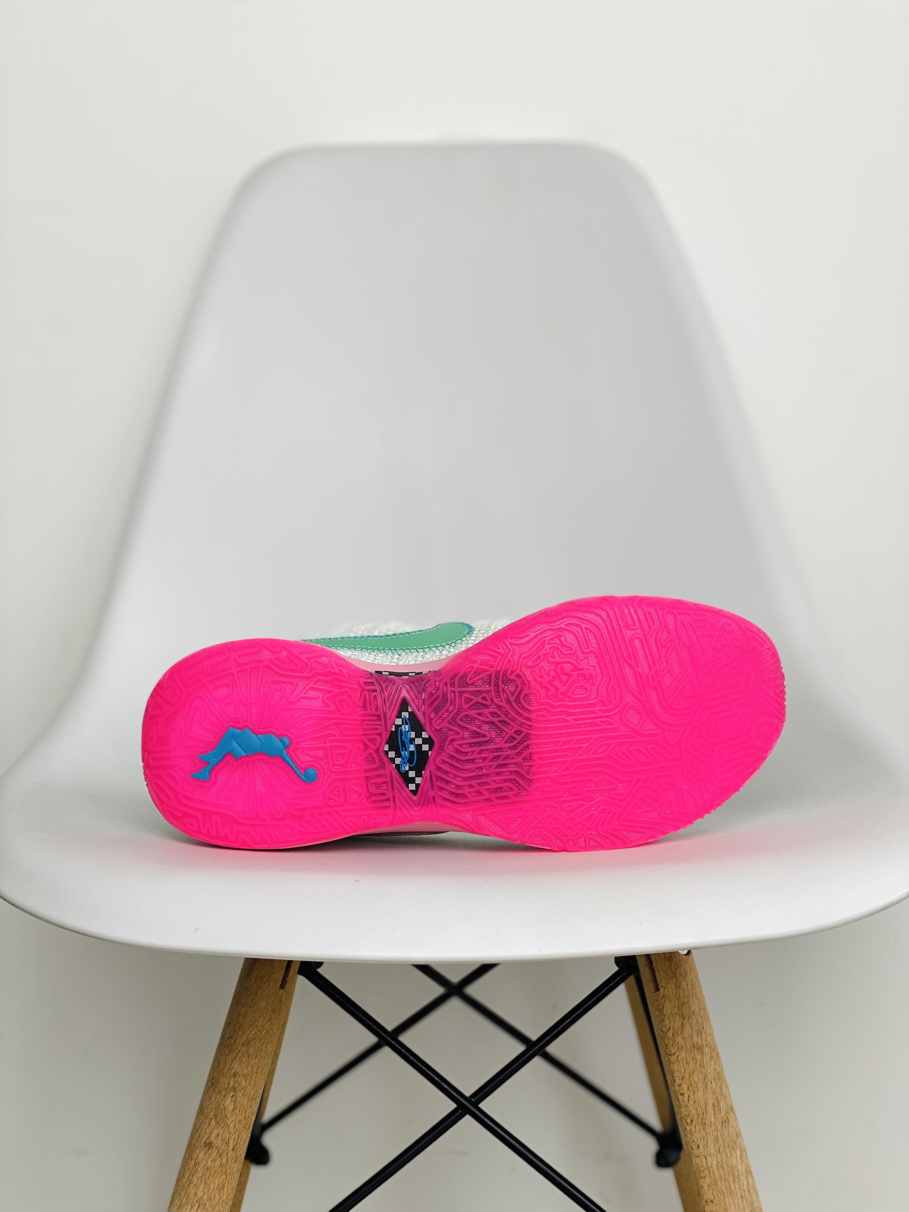 Nike LeBron 20 Vivid Purple 紫金 低筒 篮球鞋 实战鞋 运动鞋 球鞋 男鞋 FD0207-500