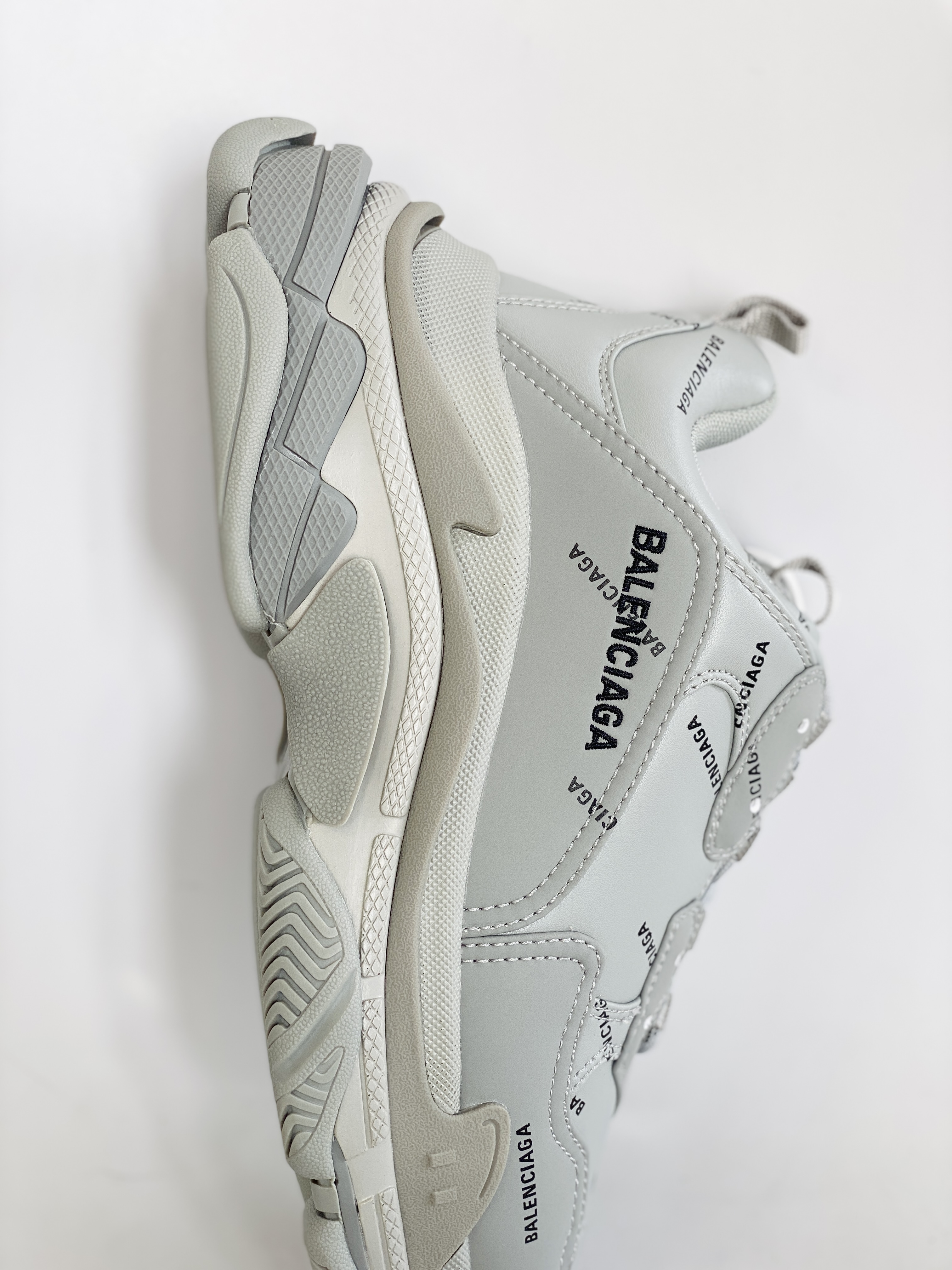  Balenciaga Triple S Allover Logo 滿印 彈幕 巴黎世家 灰色 老爹鞋 运动 复古板鞋 休闲鞋 男鞋 女鞋53679W2FA11210