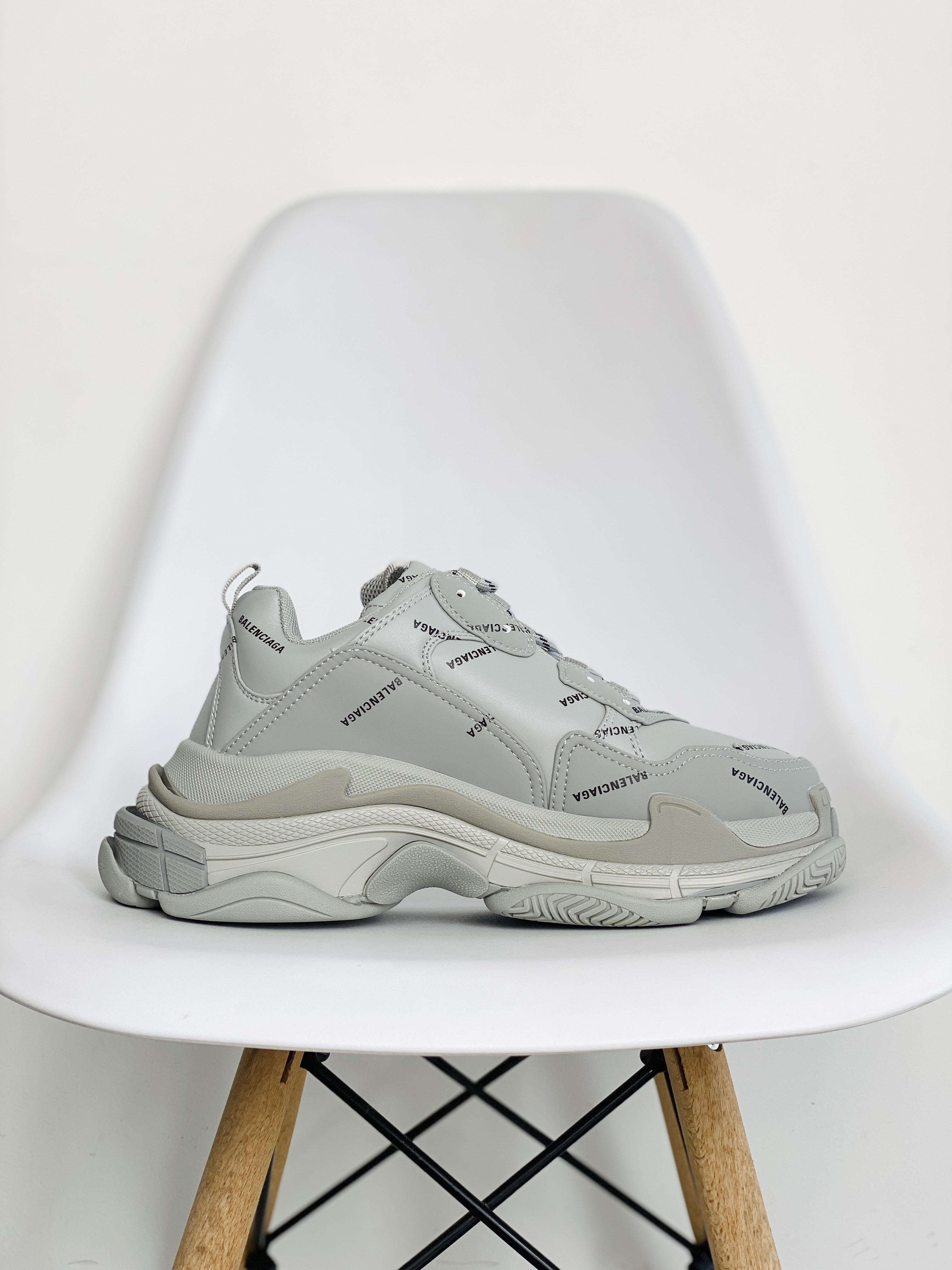  Balenciaga Triple S Allover Logo 滿印 彈幕 巴黎世家 灰色 老爹鞋 运动 复古板鞋 休闲鞋 男鞋 女鞋53679W2FA11210