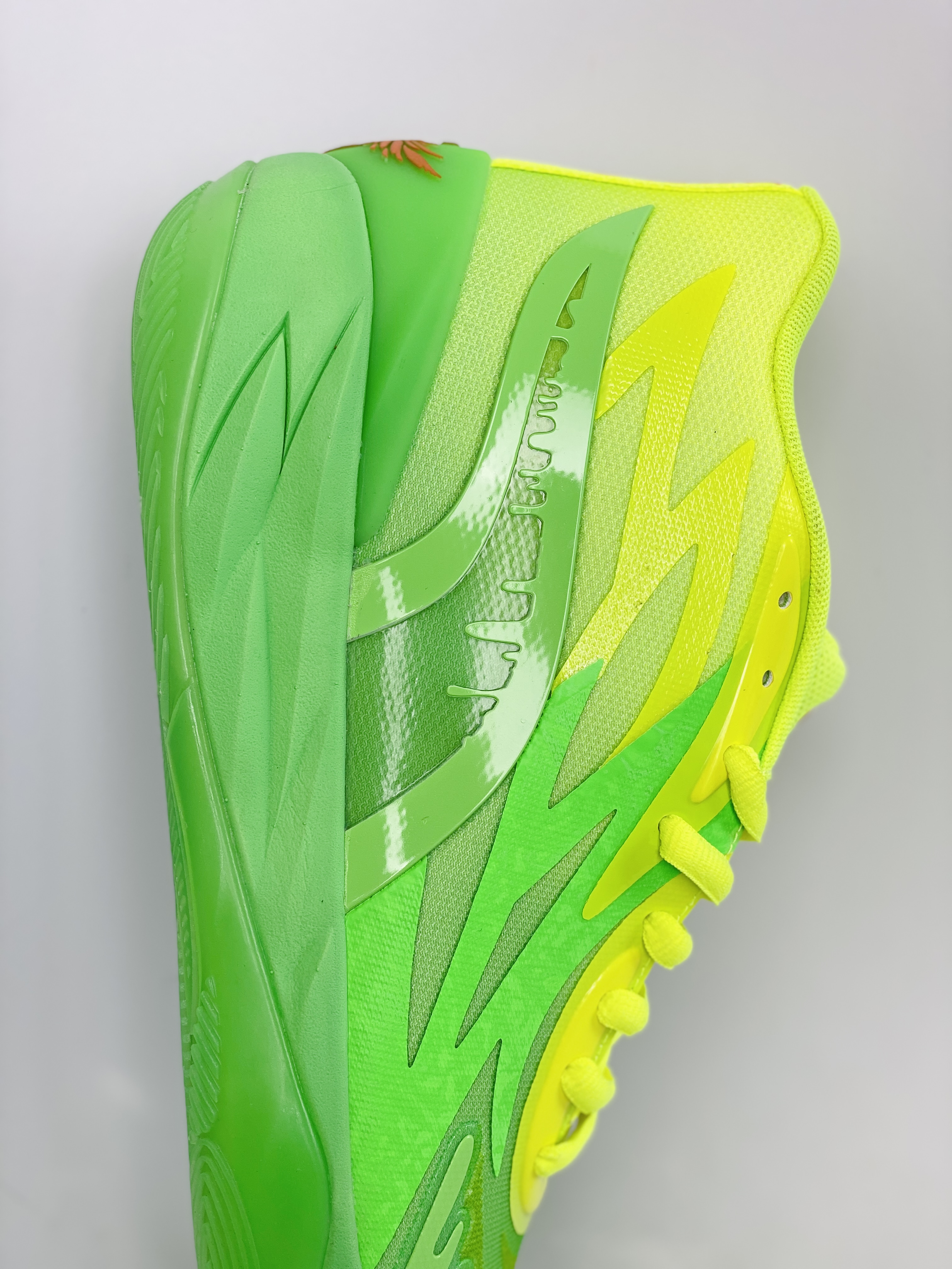 PUMA MB.02 拉梅洛鮑爾二代  高筒 防滑籃球鞋 實戰鞋 熒光綠 377584-01