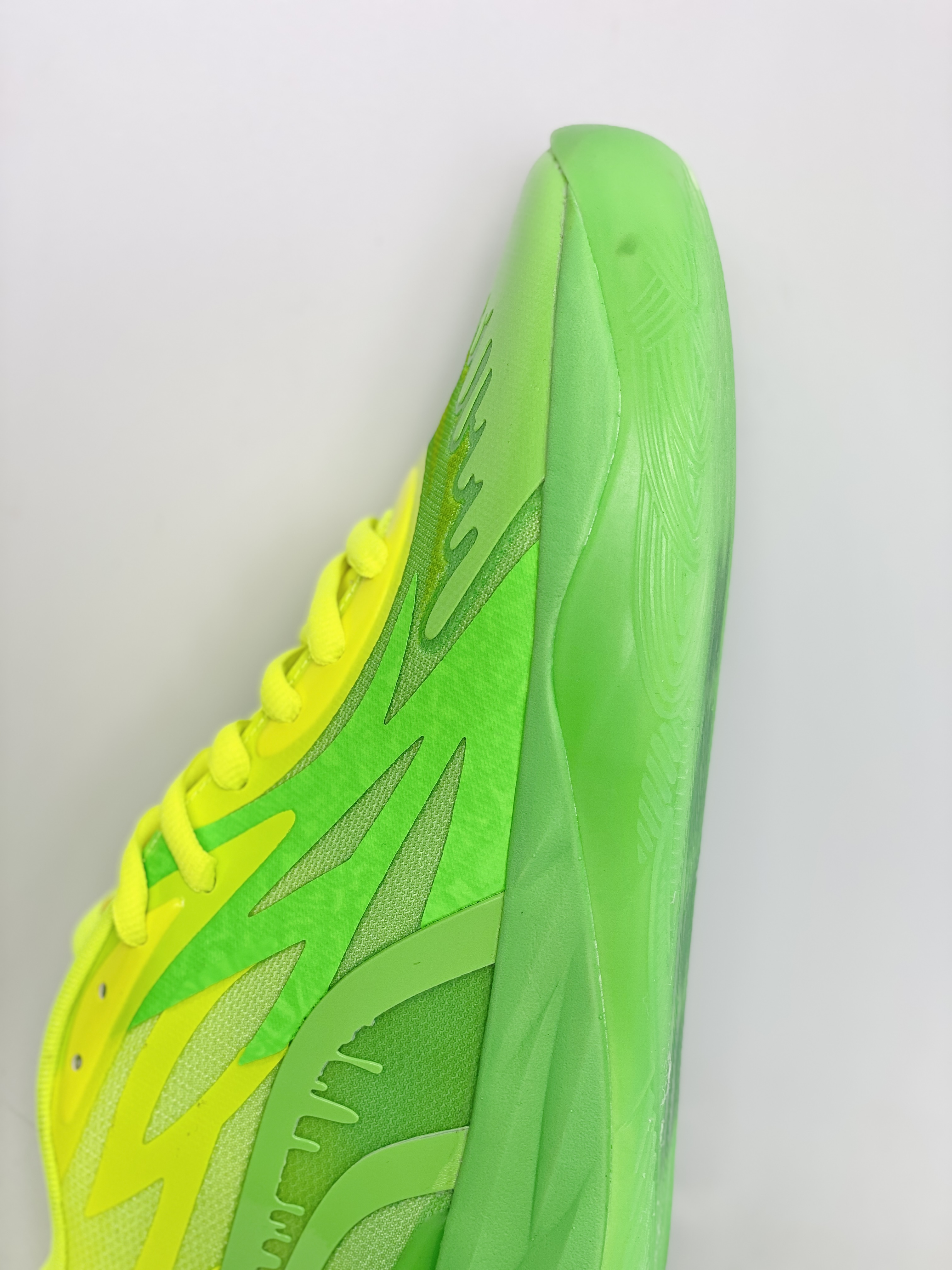 PUMA MB.02 拉梅洛鮑爾二代  高筒 防滑籃球鞋 實戰鞋 熒光綠 377584-01